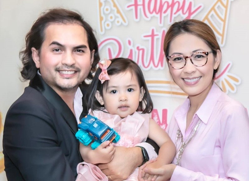 Đức Tiến và Bình Phương kết hôn năm 2010. 10 năm sau, cặp đôi chào đón cô con gái đầu lòng gia nhập tổ ấm.