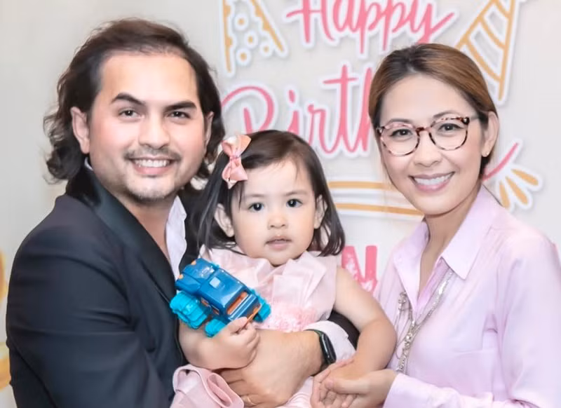 Đức Tiến và Bình Phương kết hôn năm 2010. 10 năm sau, cặp đôi chào đón cô con gái đầu lòng gia nhập tổ ấm.