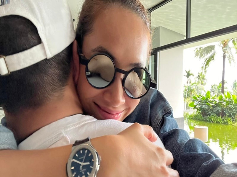 Chia sẻ về bố của con gái, nàng hậu cho biết: "Anh luôn muốn tôi bên cạnh, ngày nào cũng nói chuyện với con. Anh cũng đã chuẩn bị hết các bác sĩ giỏi, bệnh viện tốt cho tôi, thuê cả vú em. Tôi biết ơn anh là chỗ dựa tinh thần cho tôi lúc này. Ba mẹ, bạn bè anh cũng tạo cho tôi cảm giác dễ chịu, hòa nhã".