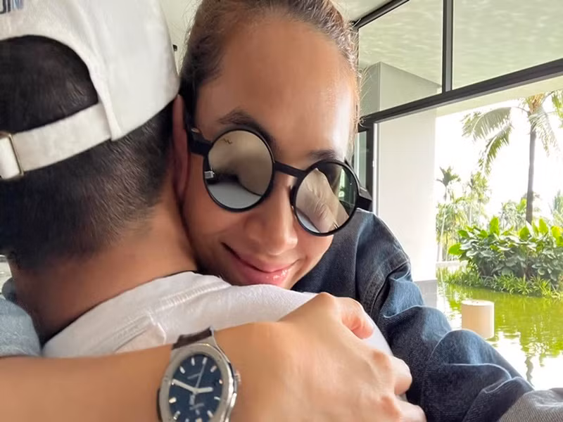 Chia sẻ về bố của con gái, nàng hậu cho biết: "Anh luôn muốn tôi bên cạnh, ngày nào cũng nói chuyện với con. Anh cũng đã chuẩn bị hết các bác sĩ giỏi, bệnh viện tốt cho tôi, thuê cả vú em. Tôi biết ơn anh là chỗ dựa tinh thần cho tôi lúc này. Ba mẹ, bạn bè anh cũng tạo cho tôi cảm giác dễ chịu, hòa nhã".