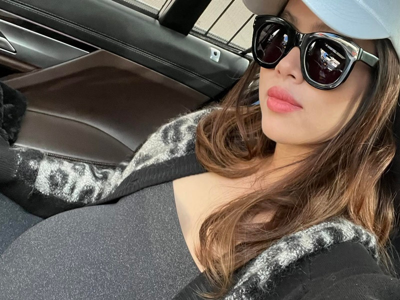 Nàng hậu giữ được vẻ tươi tắn khi mang bầu tháng cuối.