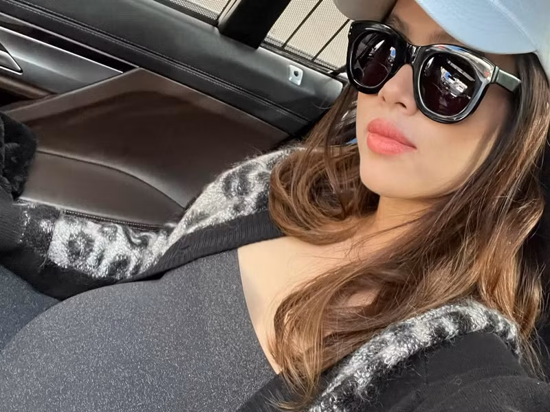 Nàng hậu giữ được vẻ tươi tắn khi mang bầu tháng cuối.