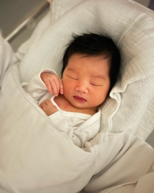 Á hậu Hoàng My lần đầu để lộ mặt con gái A hau Hoang My lan dau de lo mat con gai