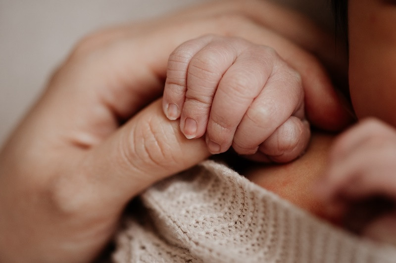 Trước đó, Hoàng My giấu mặt thiên thần nhỏ của mình.