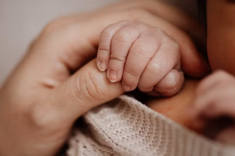 Trước đó, Hoàng My giấu mặt thiên thần nhỏ của mình.