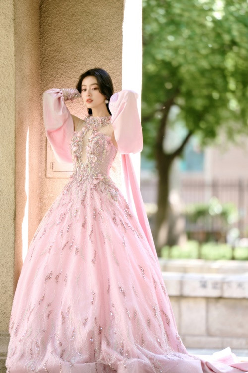 Trước những đồn đoán, trên trang cá nhân, Hồ Liên Hinh đăng một đoạn video diễn xuất đồng thời viết: "Tôi hy vọng các cô gái vào thời khắc đen tối nhất được công lý giải cứu". Ảnh: Weibo.