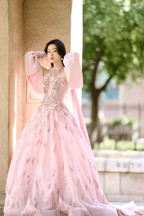 Trước những đồn đoán, trên trang cá nhân, Hồ Liên Hinh đăng một đoạn video diễn xuất đồng thời viết: "Tôi hy vọng các cô gái vào thời khắc đen tối nhất được công lý giải cứu". Ảnh: Weibo.