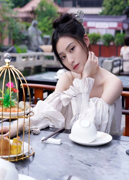 Hồ Liên Hinh đóng không ít dự án phim đình đám dù kinh nghiệm diễn xuất chưa dày dặn. Ảnh: Znews.