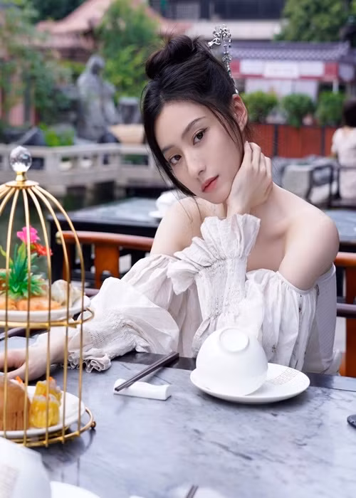 Hồ Liên Hinh đóng không ít dự án phim đình đám dù kinh nghiệm diễn xuất chưa dày dặn. Ảnh: Znews.