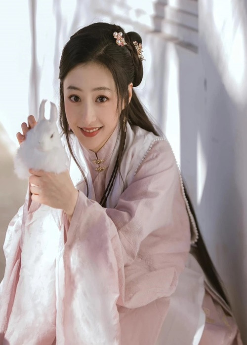 Theo Znews, cô còn đóng các phim: Thám tử phố Tàu, Liên Đại Tây Nam của chúng ta, Muôn vàn sách yêu, Côn Luân: Ti Lộ bảo tàng, Thiên tài cơ bản pháp, Nhân thế gian, Thiếu niên bạch mã say gió xuân. Ảnh: Znews.