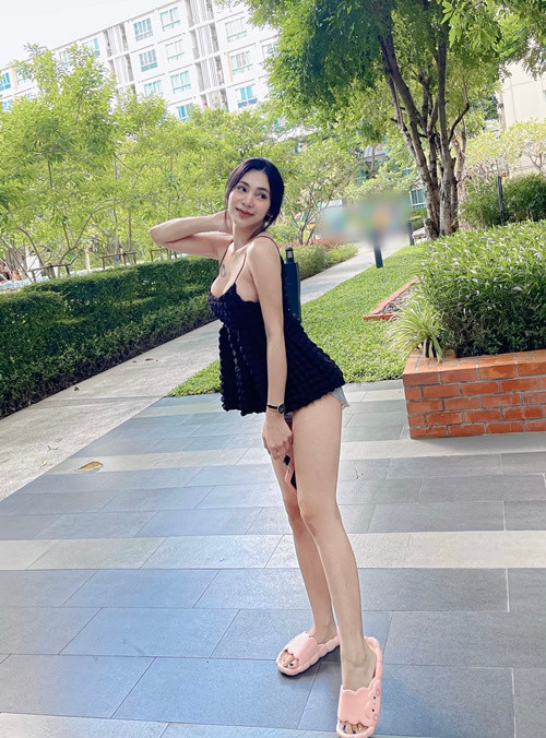 Thanistha chuộng trang phục ngắn chẳng tày gang.