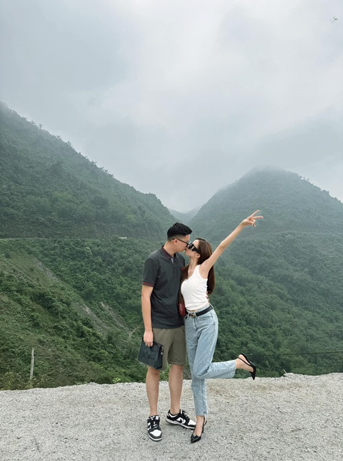 Vợ chồng Ngọc Huyền thoải mái chia sẻ hình ảnh bên nhau sau đám cưới. Khi còn hẹn hò, cả hai giữ kín chuyện tình cảm.