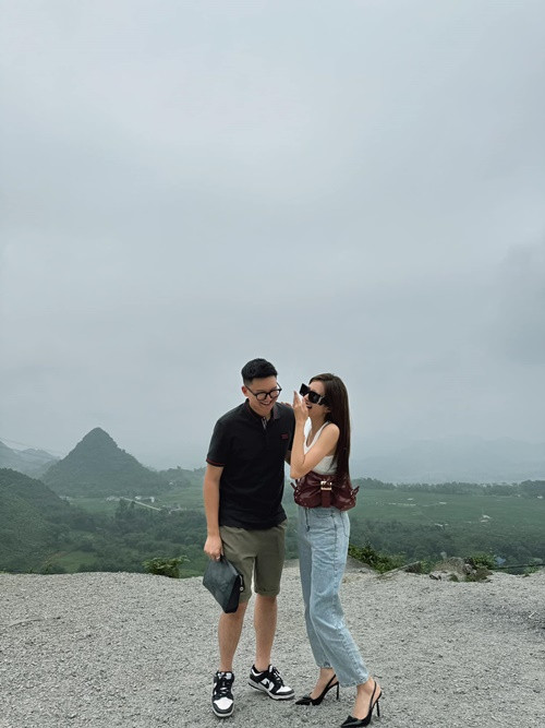 Ngọc Huyền chia sẻ hình ảnh bên chồng ở Hòa Bình hồi tháng 4. Cô chia sẻ: "Đúng vị trí này cách đây 2 năm từng chụp ảnh với anh bạn đứng cạnh lúc quen nhau 2 tháng. Bây giờ quay lại cũng vẫn vị trí đó cũng vẫn là số 2 nhưng mà là 2 vợ chồng cưới nhau được 2 tháng. Ôn lại tí kỷ niệm hồi tán vợ bị vợ hành cho trèo đèo lội suối nhỉ. Giờ vượt qua hết thử thách cưới được vợ rồi chồng thấy sao".