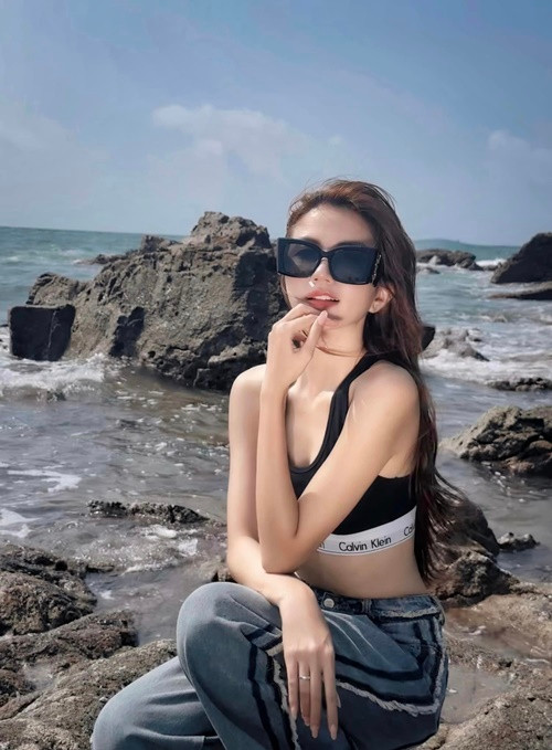 Đây là lần hiếm hoi Ngọc Huyền chia sẻ hình ảnh mặc táo bạo trên trang cá nhân.