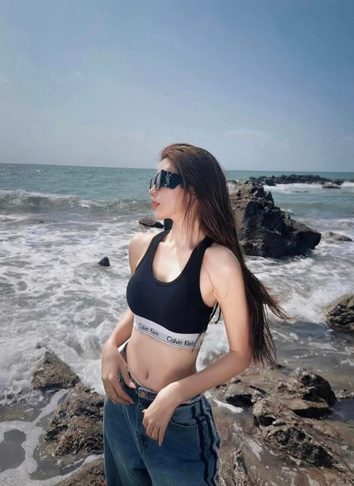 Vân Vân của Thương ngày nắng về khoe vóc dáng gợi cảm.