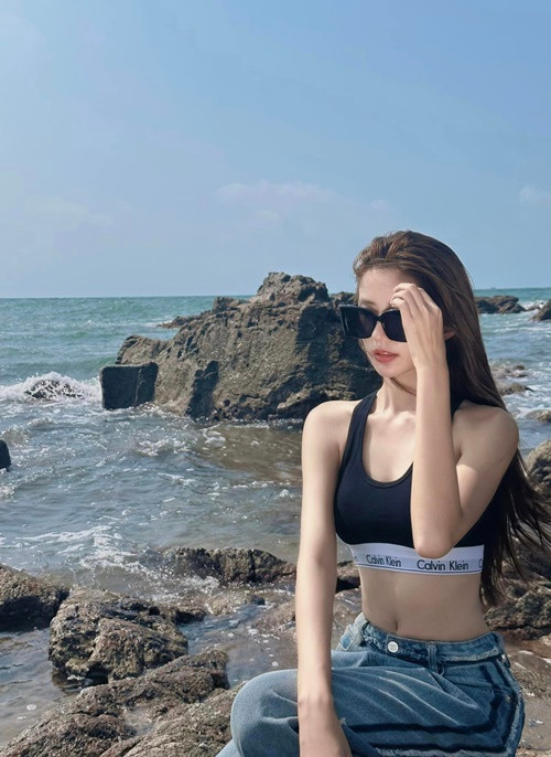  Diễn viên Ngọc Huyền chia sẻ hình ảnh mặc áo nội y kết hợp quần jean khi đi dạo trên bãi biển ở Cô Tô.