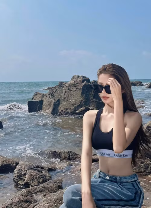  Diễn viên Ngọc Huyền chia sẻ hình ảnh mặc áo nội y kết hợp quần jean khi đi dạo trên bãi biển ở Cô Tô.