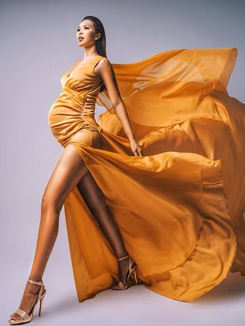 Vợ chồng Hà Anh mua đồ cho con trai thứ hai, tự tay bày biện mọi thứ trong phòng con. "Mường tượng ra những ngày đầu bù tóc rối bỉm sữa mất ngủ sắp tới, biết là sẽ vất vả, đau đớn, mà cũng rất "vinh quang", Hà Anh trải lòng.