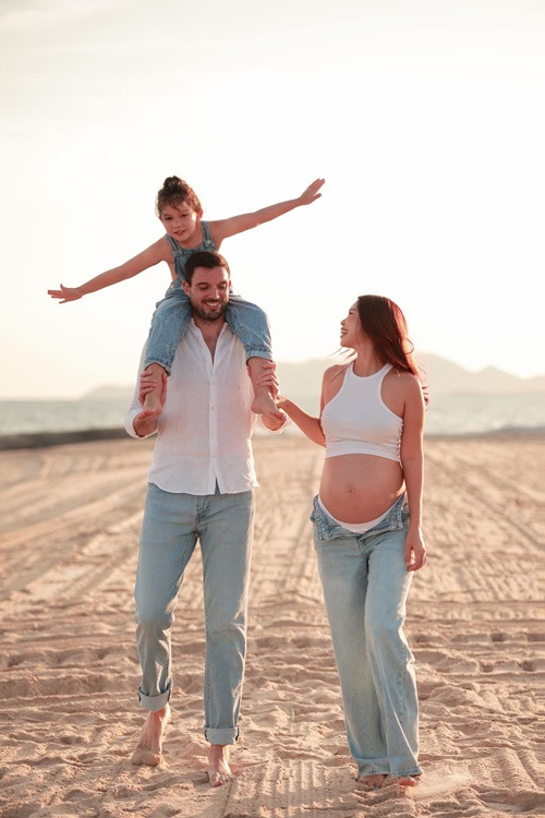 Con gái Hà Anh - bé Myla rất háo hức và mong chờ em trai chào đời.