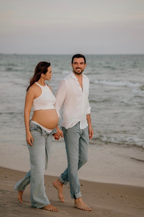 Nữ người mẫu cùng chồng con đi du lịch trước khi chính thức ở nhà chờ con trai chào đời.