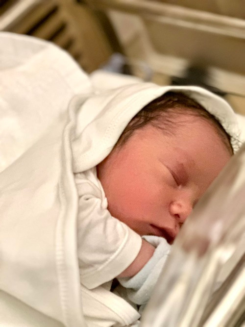 Trên trang cá nhân, siêu mẫu Hà Anh vừa đăng tải hình ảnh con trai mới sinh.