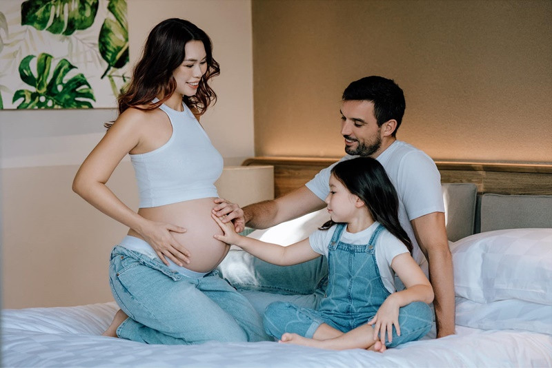 "Sáng nào bé cũng vào hôn em trong bụng mẹ, quấn quýt chẳng muốn rời xa. Mẹ hứa là em sinh ra đời, mẹ cho em vào một cái giỏ, cột nơ và tặng Myla, nên Myla thích lắm, mong chờ giây phút đó", Hà Anh cho biết.