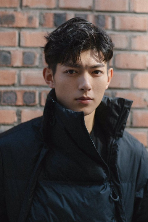 Nam diễn viên là một trong những “gà cưng” của Gia Hành - công ty quản lý Địch Lệ Nhiệt Ba, Chúc Tự Đan, Cao Vỹ Quang. Ảnh: Bazaar Việt Nam.