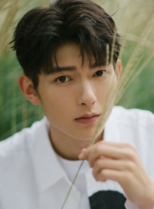 Trị Hân cao 1m83, sở hữu vẻ ngoài vô cùng điển trai đốn tim nhiều fan nữ. Ảnh: Bazaar Việt Nam.