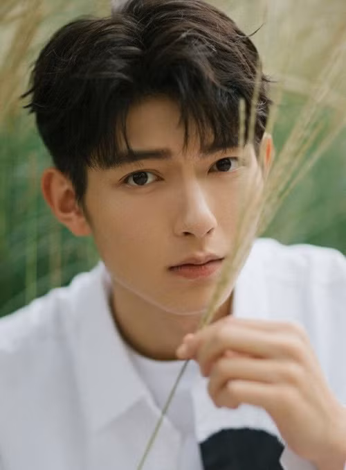 Trị Hân cao 1m83, sở hữu vẻ ngoài vô cùng điển trai đốn tim nhiều fan nữ. Ảnh: Bazaar Việt Nam.