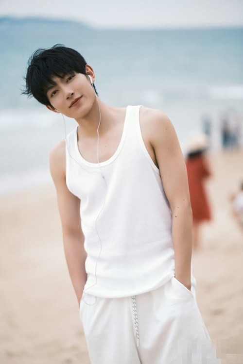 Nam diễn viên khoe thân hình cơ bắp. Ảnh: FBNV.