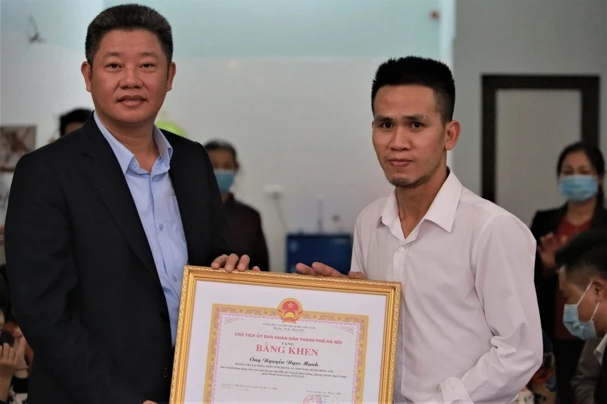 Nhung 'nguoi hung doi thuc' dung cam cuu nguoi trong gang tac-Hinh-3