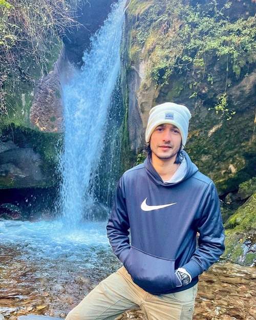 "Đối với tôi, du lịch không chỉ là một hoạt động giải trí mà còn một hành trình để thay đổi cuộc sống", tài tử người Ấn Độ cho hay. Ảnh: FBNV.