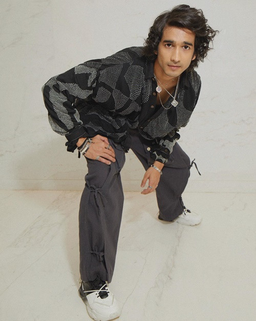 Đằng sau ánh đèn sân khấu, Shantanu thường xuyên đi du lịch. Ảnh: FBNV.