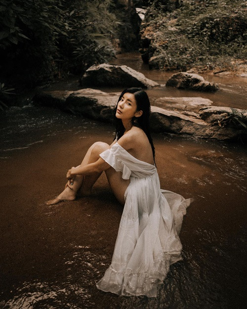 Cô nàng gây ấn tượng nhờ gương mặt xinh đẹp, vóc dáng cân đối, gợi cảm.