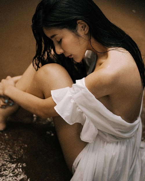 Supitcha từng khiến fan nháo nhào bởi bộ ảnh tắm suối, vén áo hờ hững khoe thân hình gợi cảm.