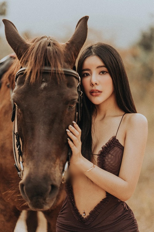 Khi đi cưỡi ngựa, cô nàng diện chiếc đầm cắt xẻ táo bạo để khoe trọn vóc dáng.