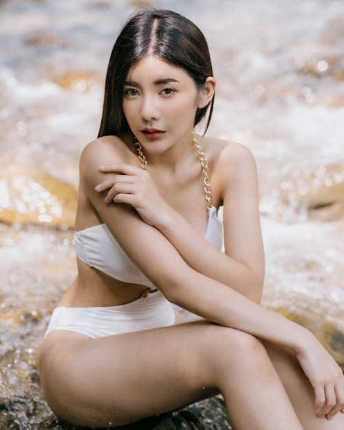 Phong cách thời trang của Supitcha ngày càng táo bạo.