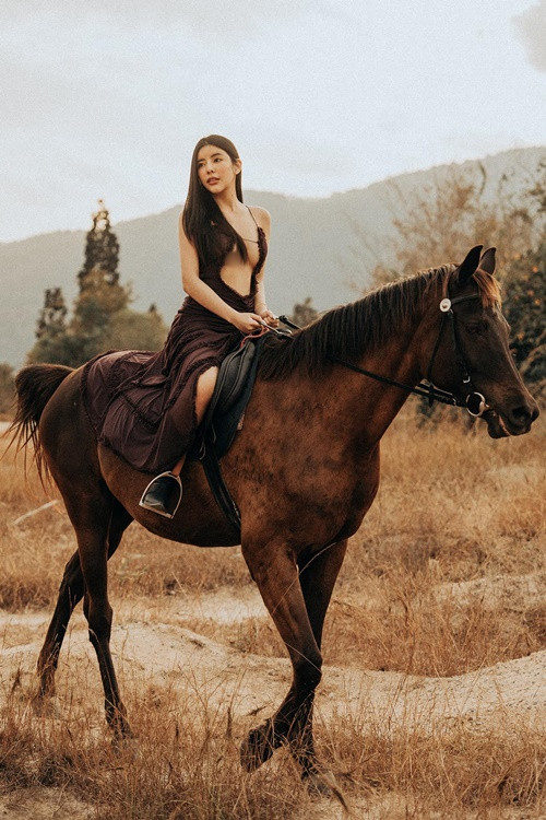 Bộ ảnh cưỡi ngựa của hot girl người Thái Lan được nhiều cư dân mạng chia sẻ.