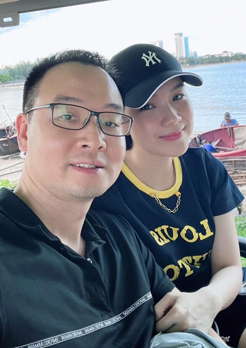 Vợ chồng Thùy Lâm vẫn giữ được tình cảm mặn nồng suốt 14 năm qua.