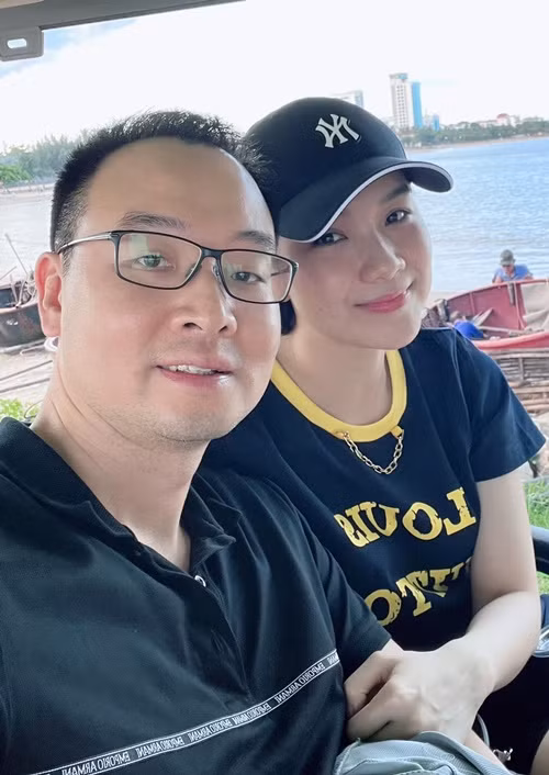 Vợ chồng Thùy Lâm vẫn giữ được tình cảm mặn nồng suốt 14 năm qua.