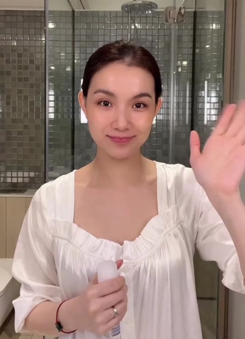 Thùy Lâm vẫn sở hữu gương mặt mộc không tỳ vết.