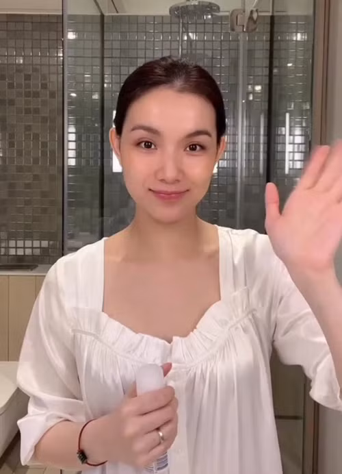 Thùy Lâm vẫn sở hữu gương mặt mộc không tỳ vết.