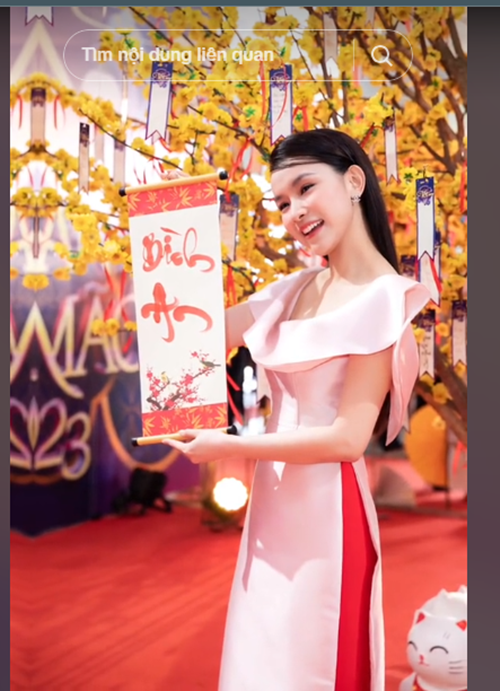 Nàng hậu khoe vẻ dịu dàng trong tà áo dài trong chương trình.