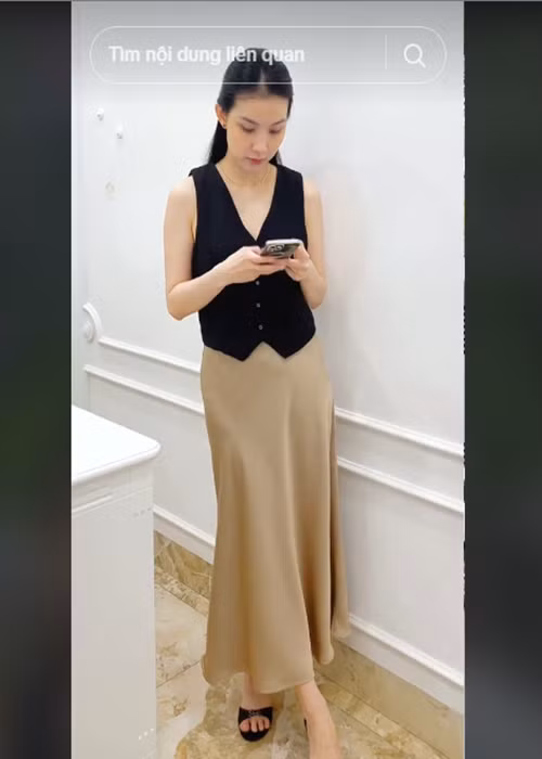 Thùy Lâm mặc thanh lịch trong một ngày đi làm. Nhiều fan khen ngợi nàng hậu trẻ trung như thiếu nữ đôi mươi dù đã bước sang tuổi 37.