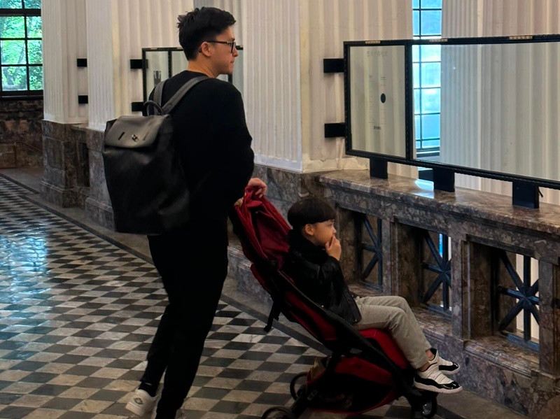 Chồng Tú Anh chăm sóc con trai đầu lòng trong một chuyến du lịch.