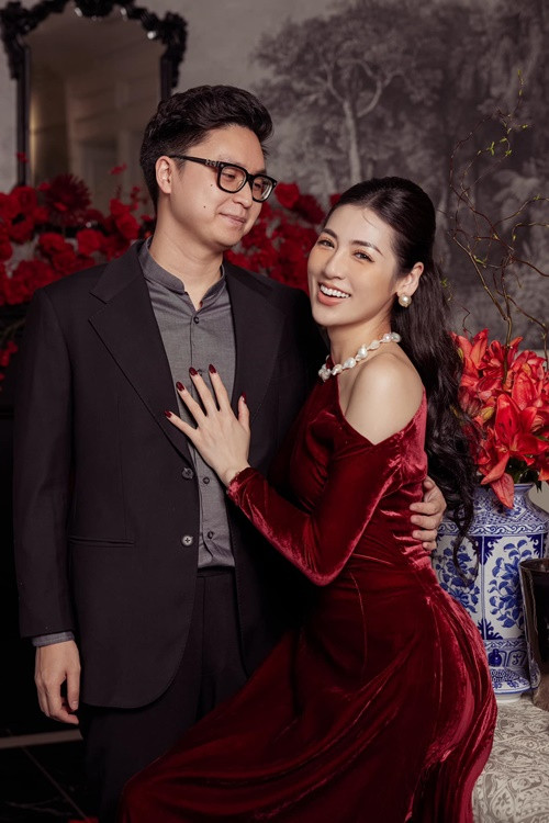 "Từ lúc mới quen nhau tới tận bây giờ thì người nhí nhố luôn là tôi, còn Mimi thì ngược lại. Chắc vì trái dấu quá nên năm 2018 hút nhau về chung một nhà luôn", Tú Anh chia sẻ mối quan hệ từ yêu đến sau khi cưới.