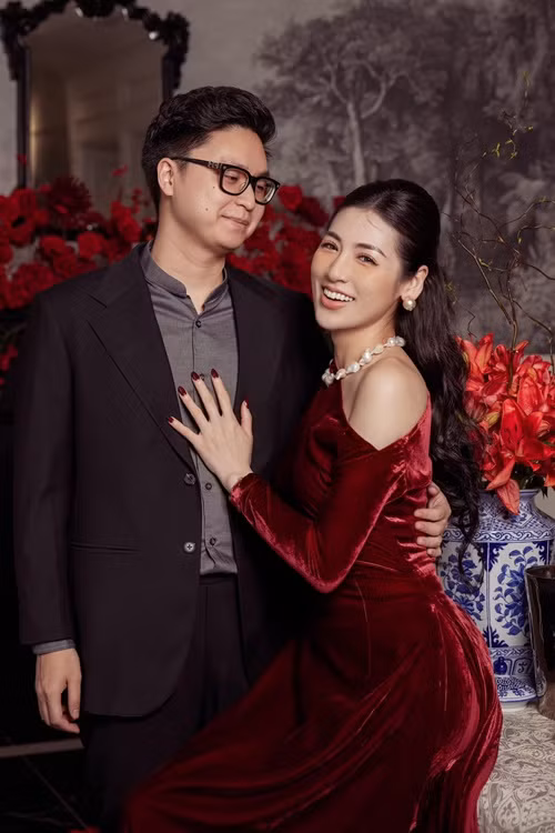 "Từ lúc mới quen nhau tới tận bây giờ thì người nhí nhố luôn là tôi, còn Mimi thì ngược lại. Chắc vì trái dấu quá nên năm 2018 hút nhau về chung một nhà luôn", Tú Anh chia sẻ mối quan hệ từ yêu đến sau khi cưới.