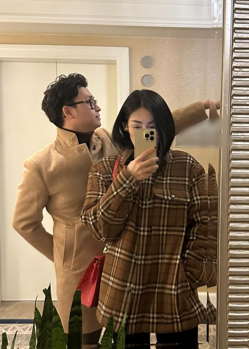 Nàng hậu chia sẻ trên Báo Giao Thông, cô không bao giờ đòi hỏi Gia Lộc phải biết chăm sóc con cái kỹ càng.