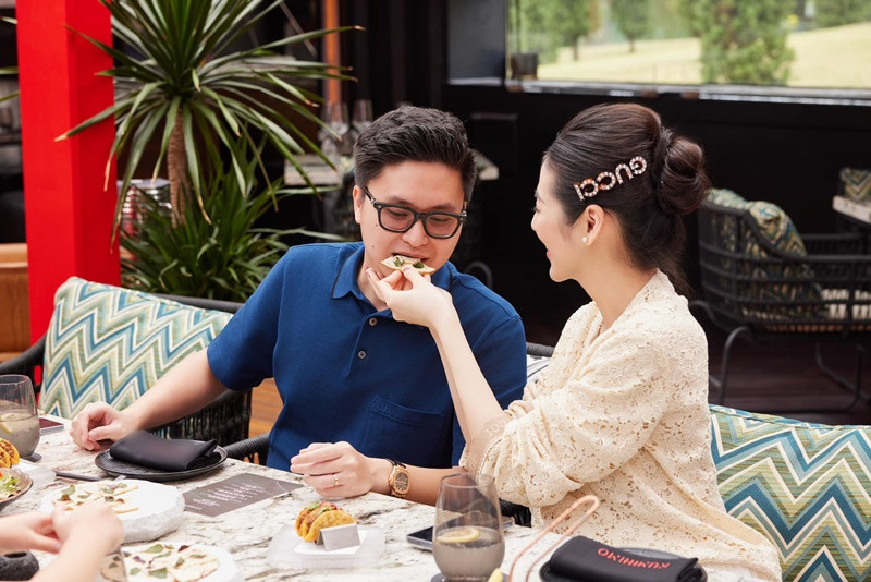 “Suốt ngày bị 2 mẹ con bắt nạt nên nhiều lúc thấy cũng tội nhưng thôi cũng kệ”, Tú Anh hài hước cho hay.