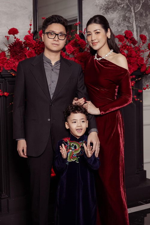 Chồng Á hậu Tú Anh là thiếu gia Gia Lộc. Nàng hậu thường gọi chồng là Mimi.